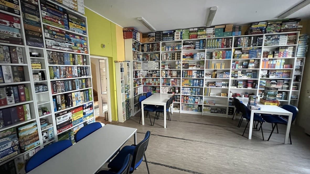 Pionkolandia z regałami pełnymi gier planszowych
