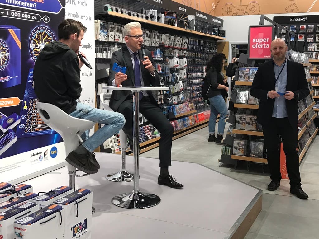 Sławek Wiechowski podczas prowadzenia teleturnieju Milionerzy z Hubertem Urbańskim