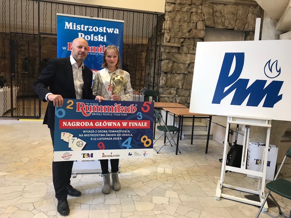 Sławek Wiechowski ze zwyciężczynią Mistrzostw Polski w Rummikub 2018