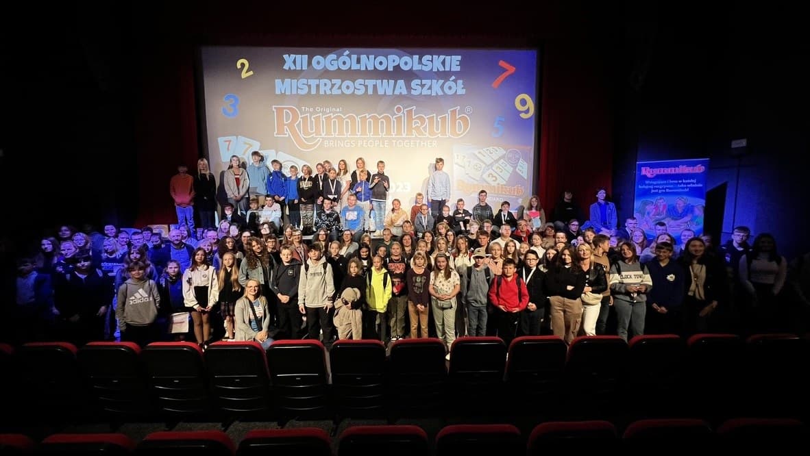 Uczestnicy ogólnopolskich mistrzostw szkół w Rummikub