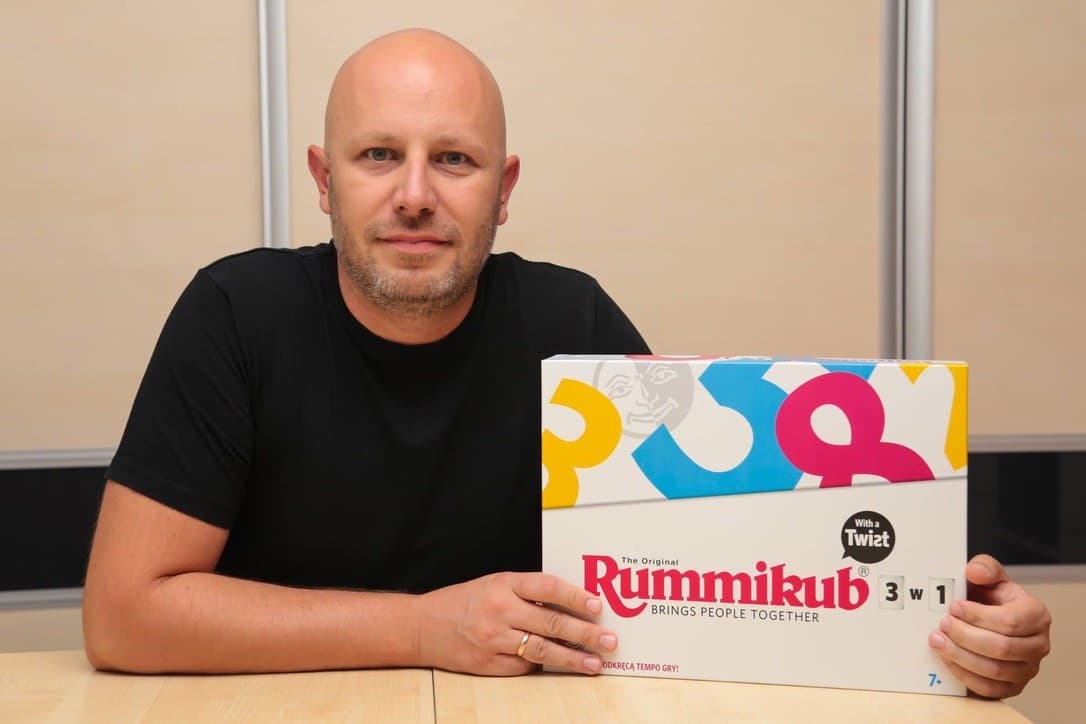 Sławek Wiechowski z autorską wersją gry Rummikub 3w1