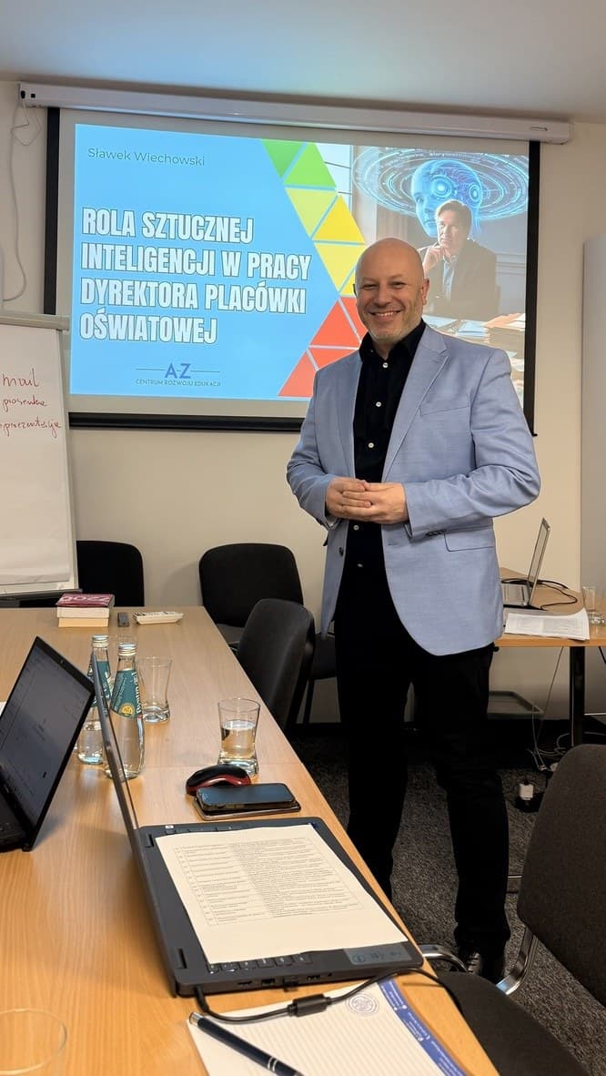 Sławek Wiechowski podczas szkolenia o sztucznej inteligencji dla oświaty